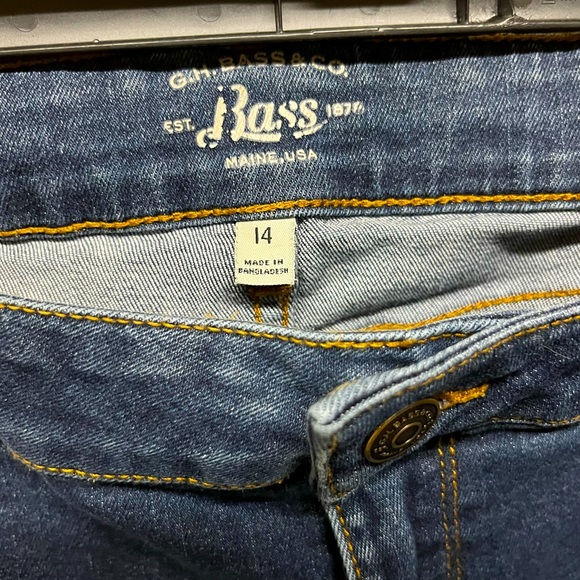 Women’s Straight Leg Skinny Jeans - Picture 3 of 3